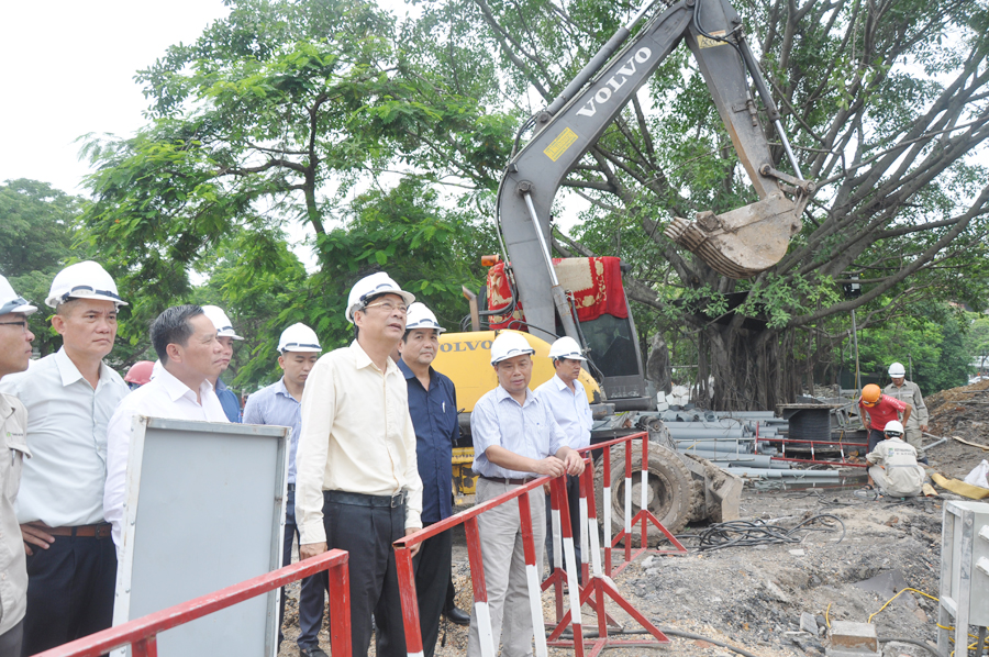Đồng chí Nguyễn Văn Đọc, Bí thư Tỉnh ủy, Chủ tịch HĐND  tỉnh kiểm tra tình hình triển khai Dự án Cung văn hóa thanh thiếu nhi Quảng Ninh.