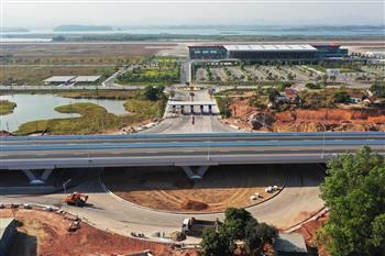 Hoàn chỉnh đường trục chính phù hợp với tiêu chuẩn đường cao tốc và xây dựng tuyến đường gom từ đường cao tốc đến sân bay Vân Đồn Quảng Ninh